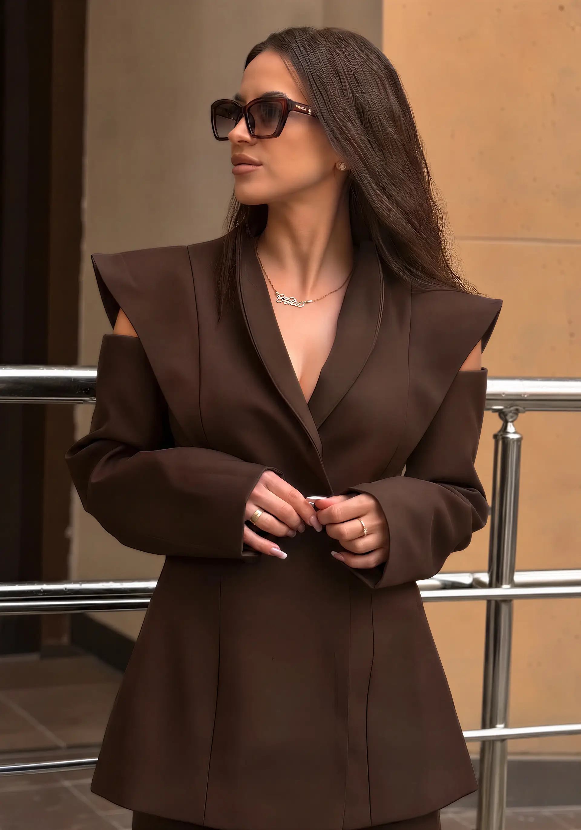 The Iconic Cut بليزر كتف المكشوف